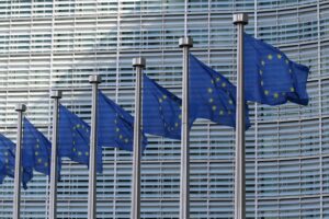Bild på EU-flaggor utanför EU-kommissionen